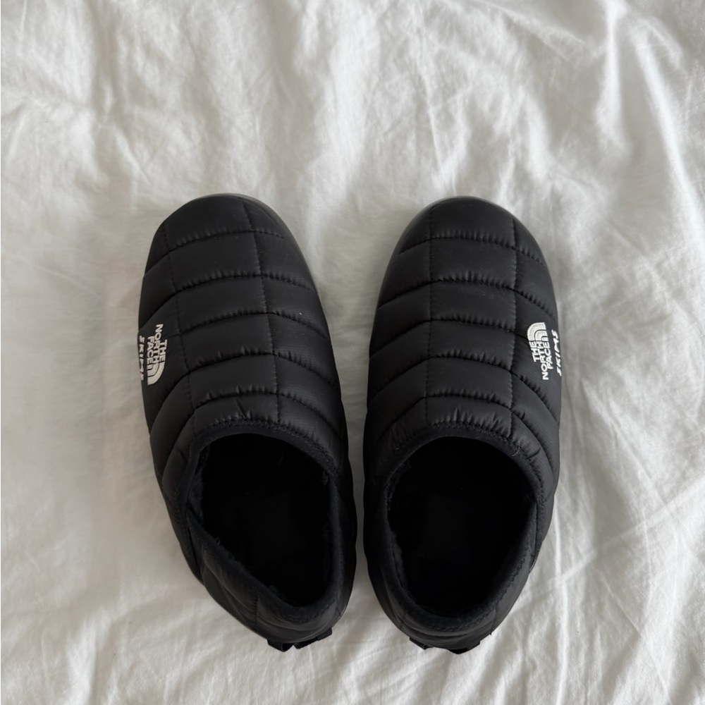 SKIMS X North Face Thermoball Traction Mules - Size 38 - Picture 3 of 3